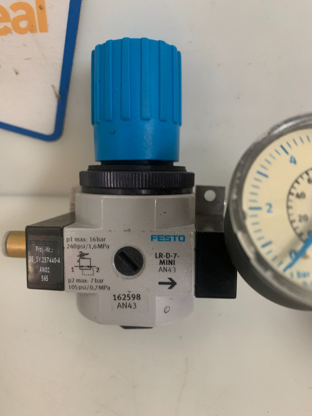 FESTO PRESSURE VALVE LR-D-7-MINI 162598 W/FESTO 162835 GAUGE