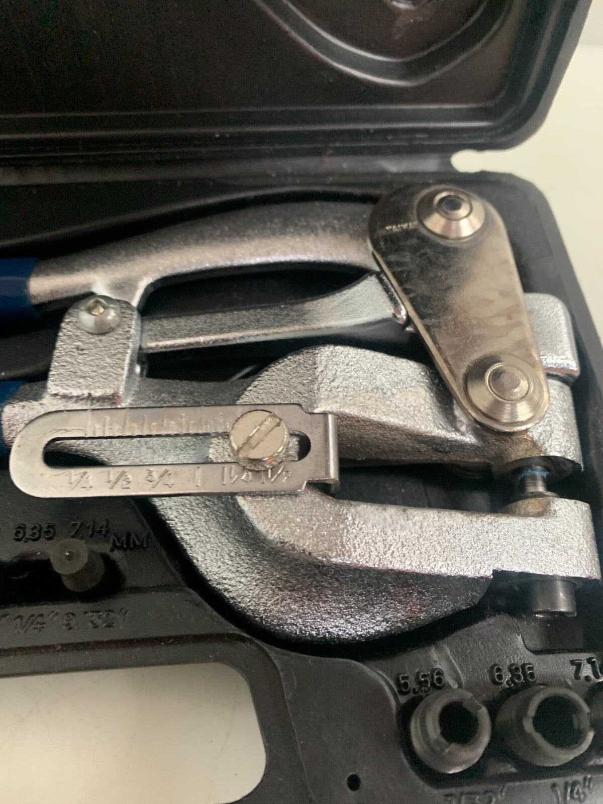 Handheld Hole Punch Kit in Case (missing parts, see photos)