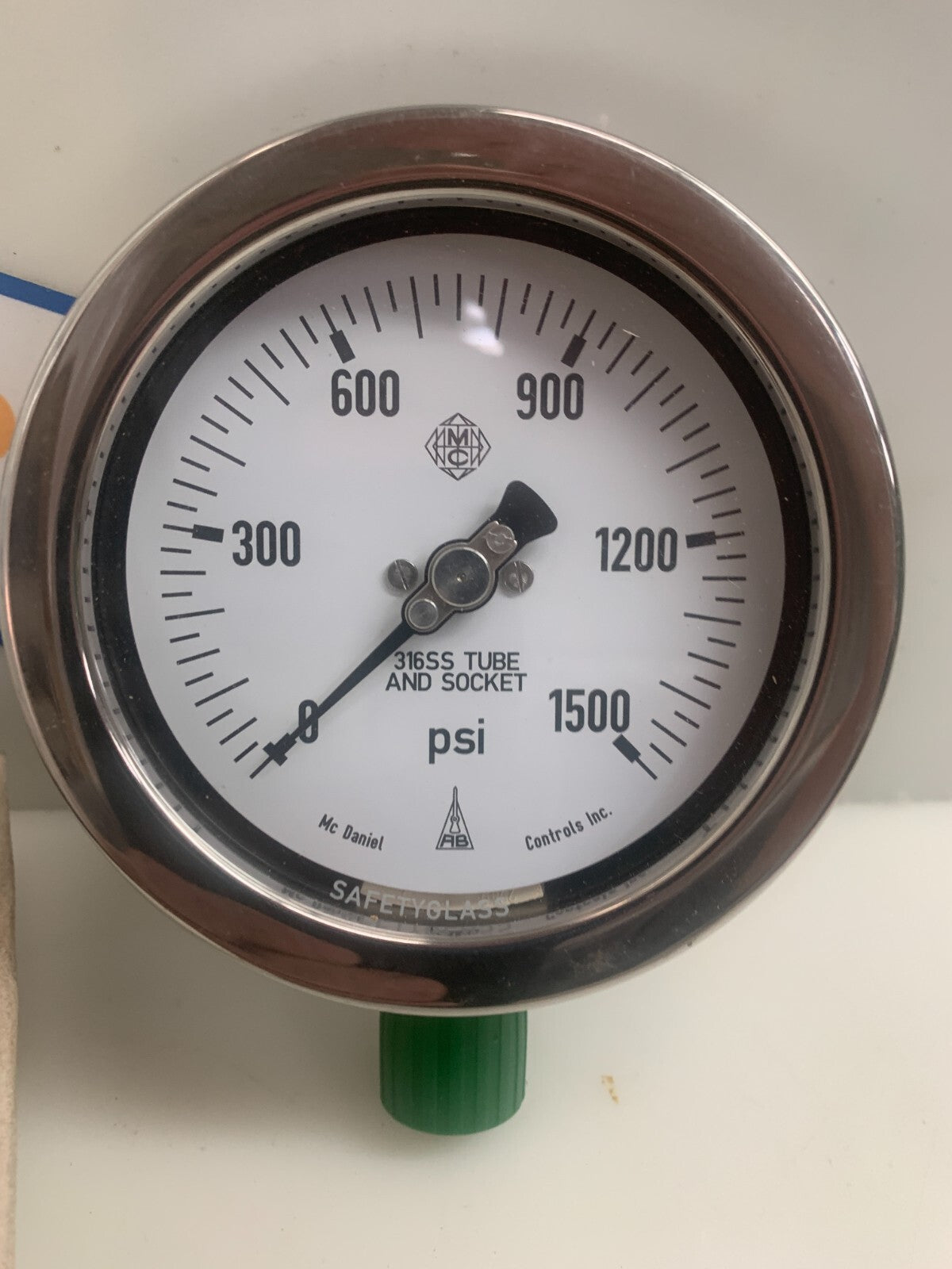 MCDANIEL CONTROLS  1/2''NPT 0-1.500 psi  Gauge Tube & Socket   AB310211