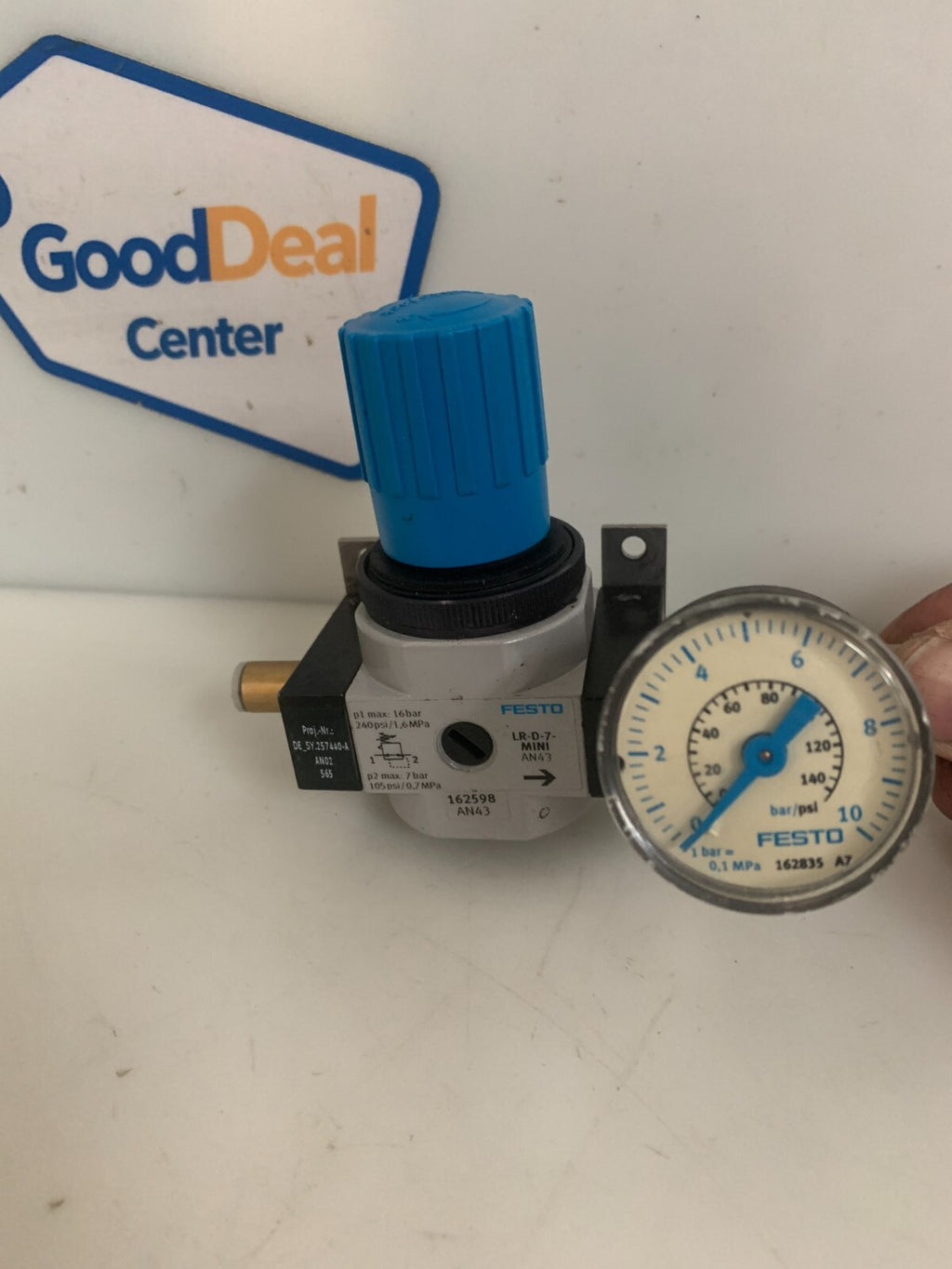 FESTO PRESSURE VALVE LR-D-7-MINI 162598 W/FESTO 162835 GAUGE0