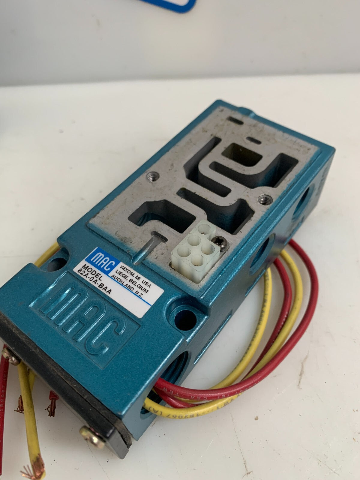 MAC PNEUMATIC ELECTRIC VALVE MANIFOLD BASE 1/4 NPT