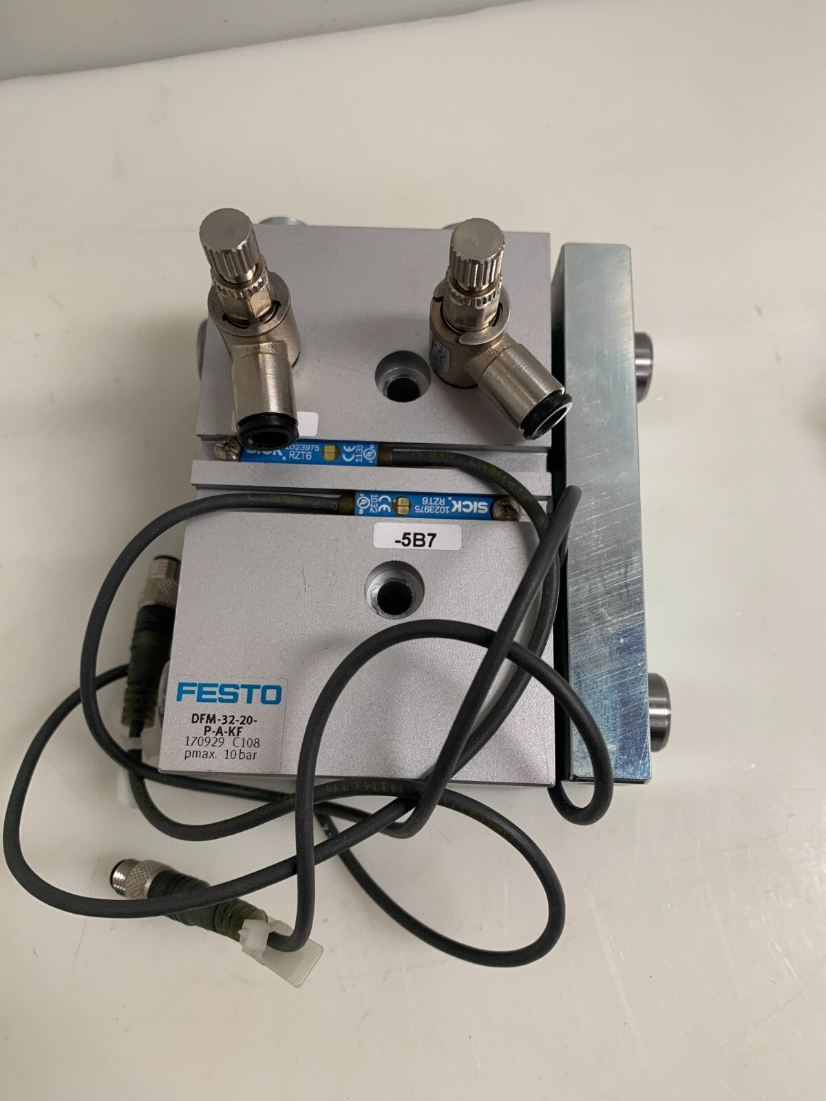FESTO GUIDED ACTUATOR 170 929 DFM-32-20-P-A-K-KF  W/2 SICK 1023975 RZT6