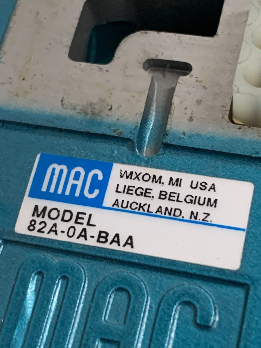 MAC PNEUMATIC ELECTRIC VALVE MANIFOLD BASE 1/4 NPT
