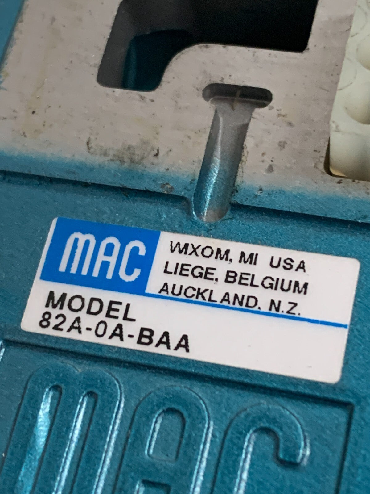 MAC PNEUMATIC ELECTRIC VALVE MANIFOLD BASE 1/4 NPT