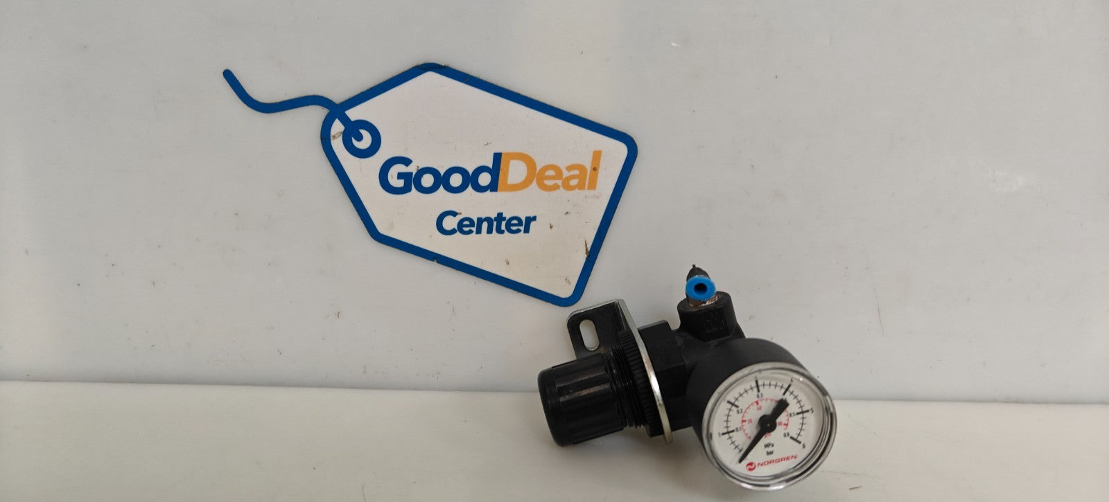 NORGREN PRESSURE REGULATOR R07-100-RNKG W/FITTING - GAGE-BRACKET0