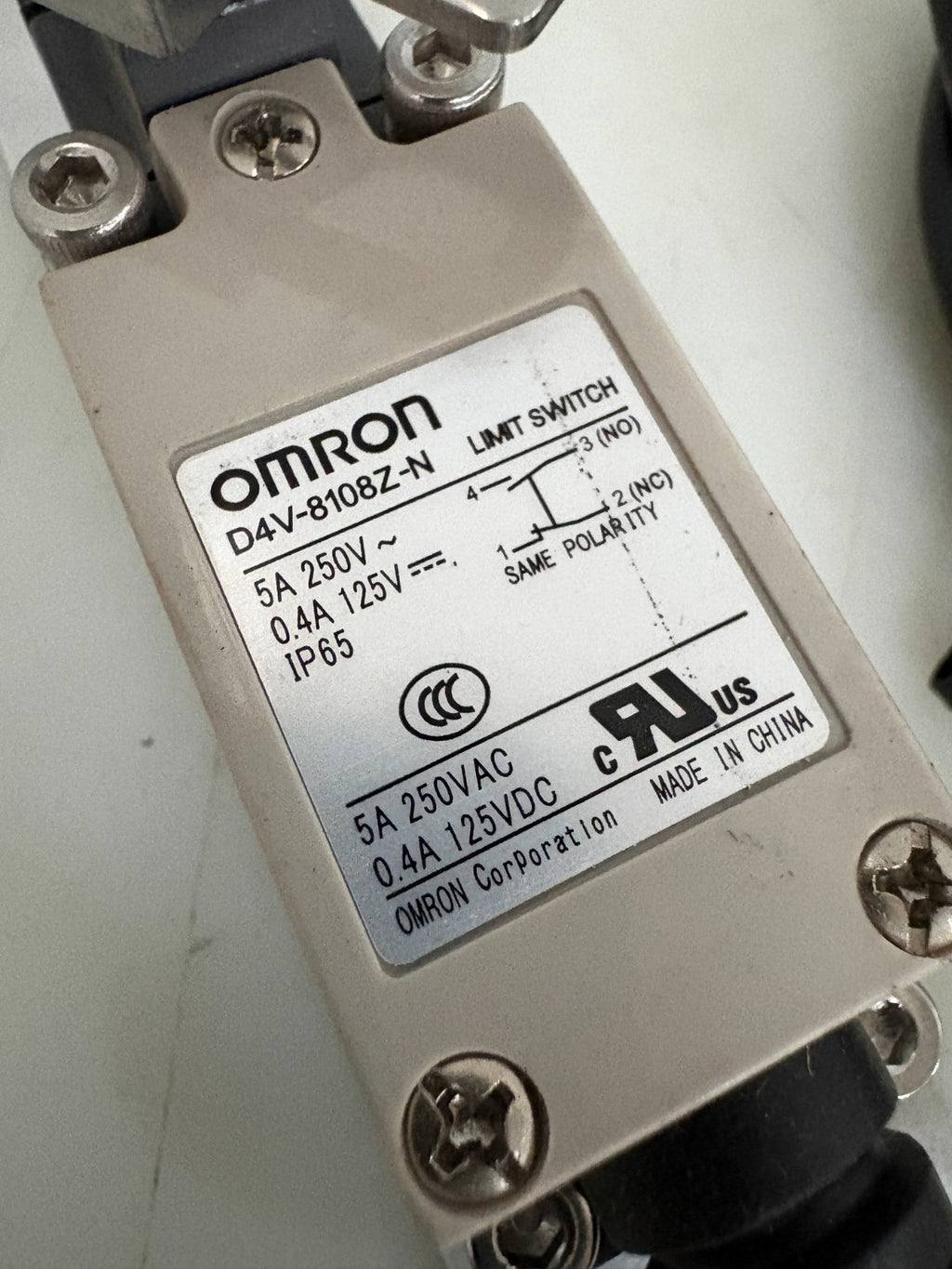 OMRON LIMIT SWITCH D4V-8108Z-N  W/CABLE1