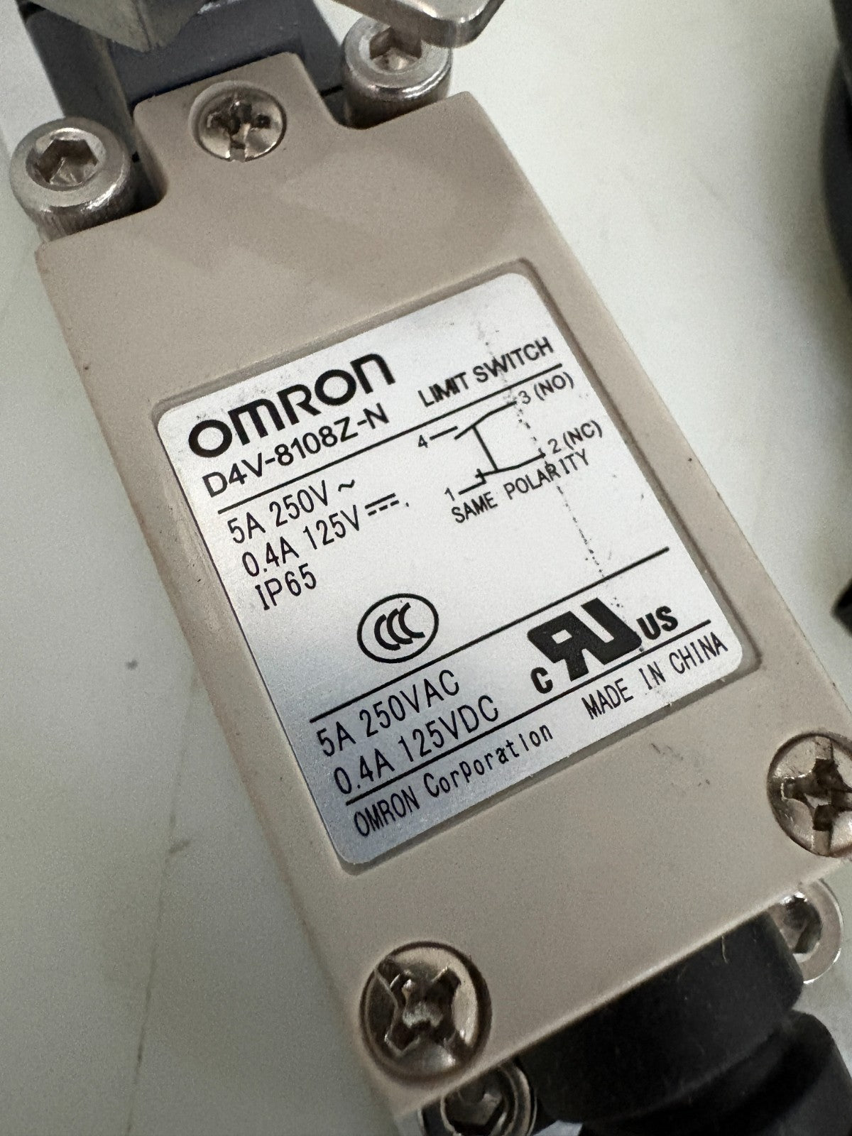 OMRON LIMIT SWITCH D4V-8108Z-N  W/CABLE1