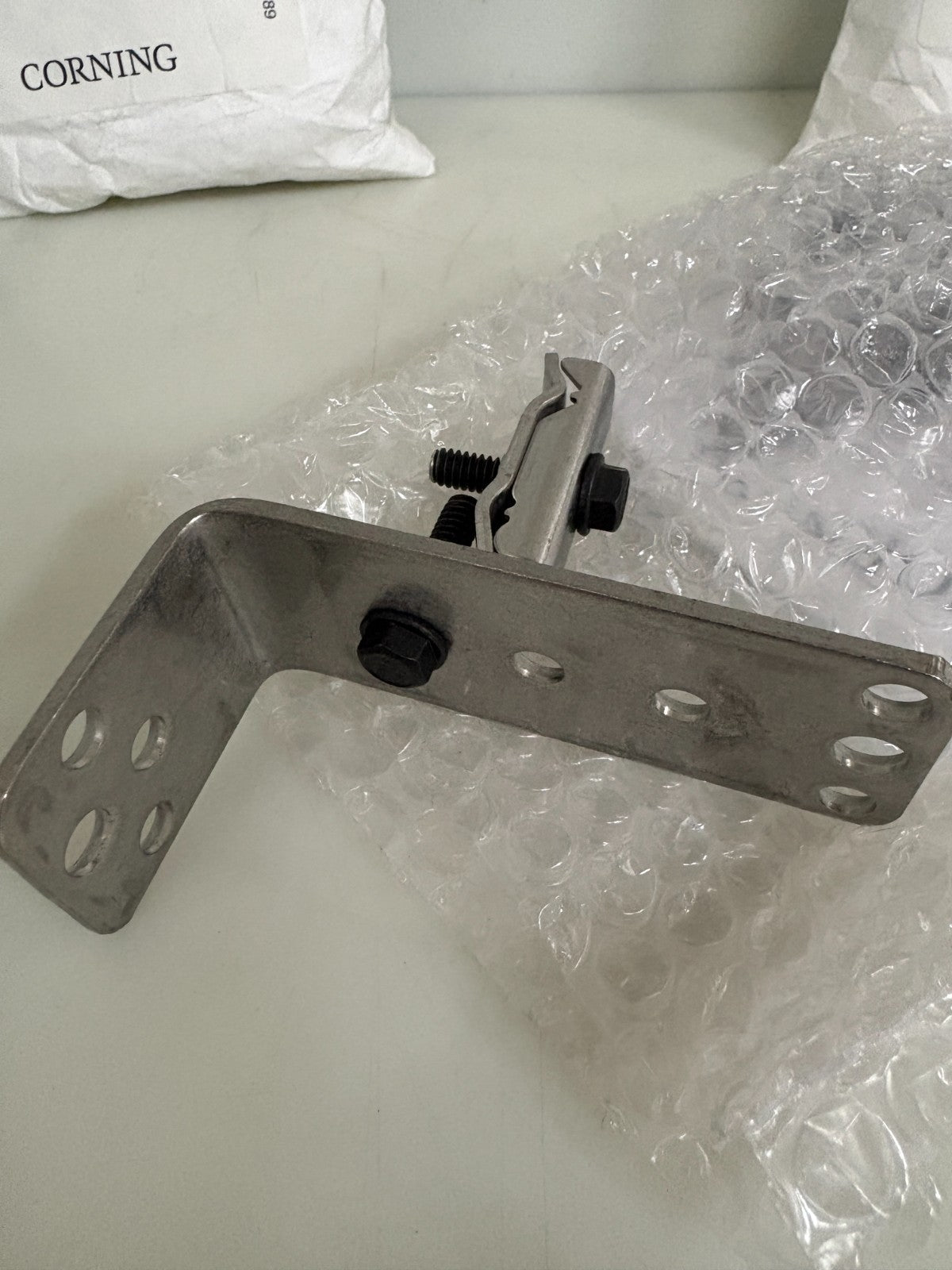 LOT OF 2  3M CORNING UNIVERSAL HANGER BRACKET 80-6107-6137-31