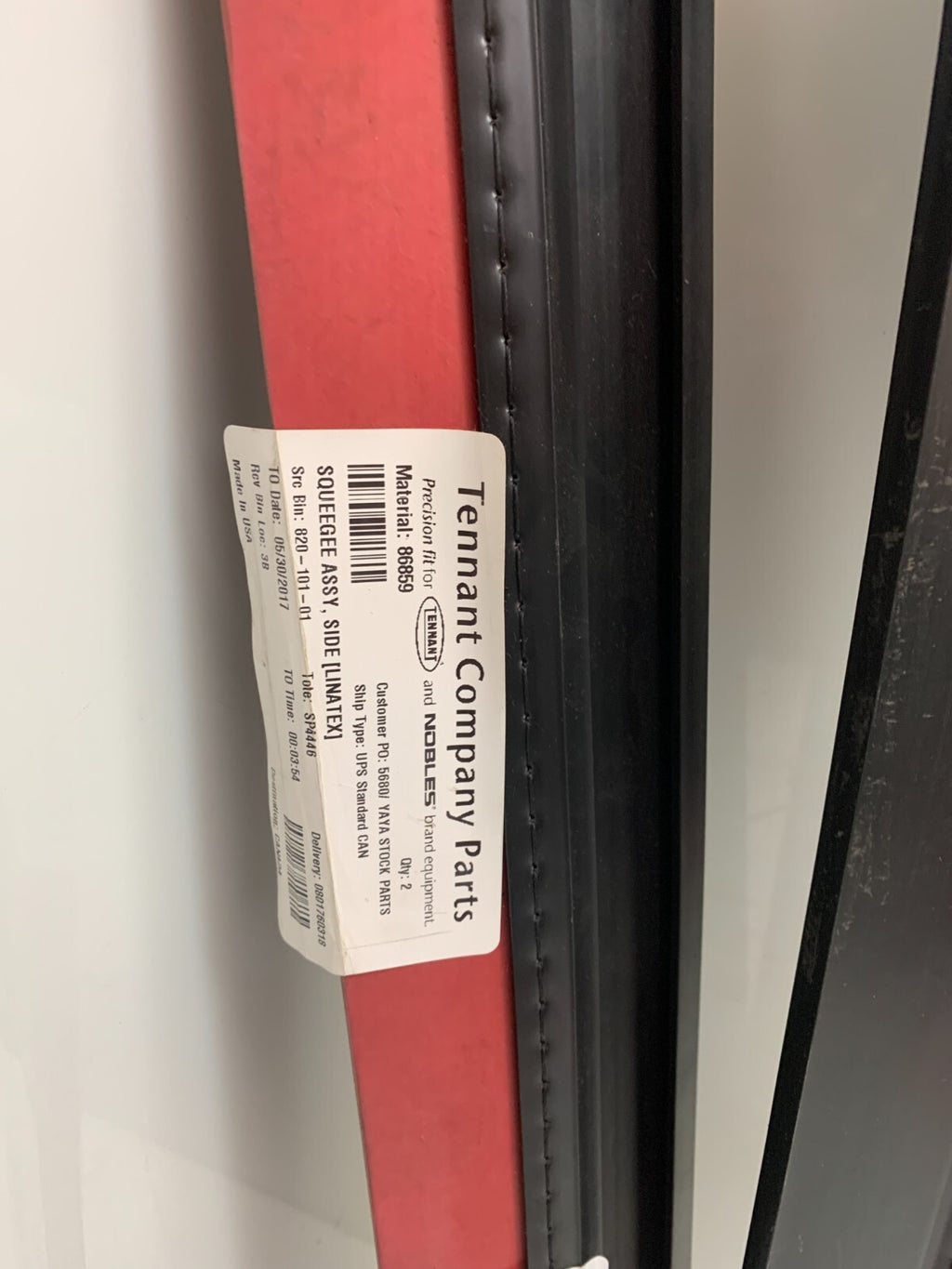 TENNANT  Side Squeegee Assy   [Linatex]   (Set of 2)1