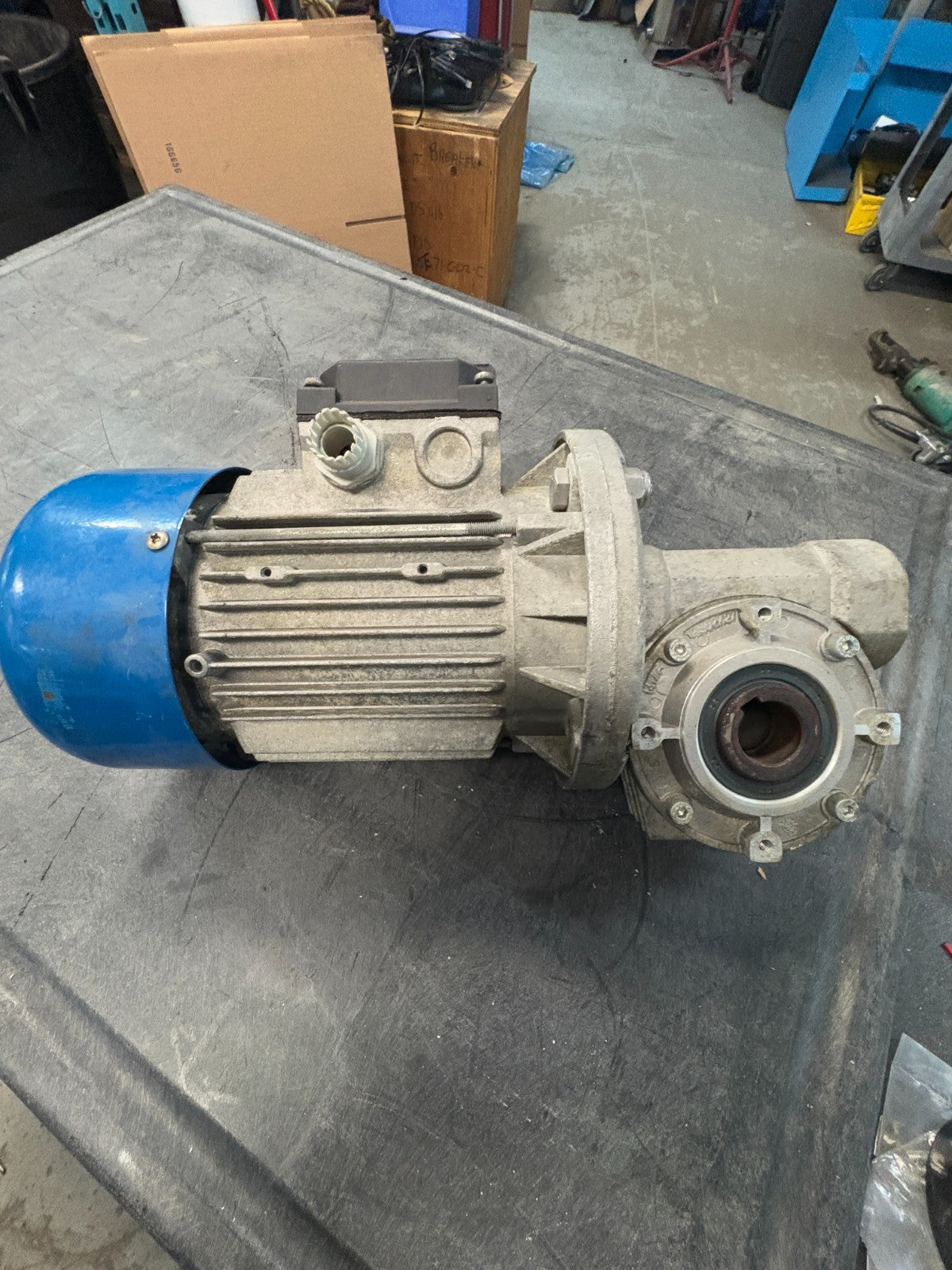 M.G.M. MOTORI INDUCTION MOTOR W/GEAR BOX SMX 71 B4 W/GEAR BOX