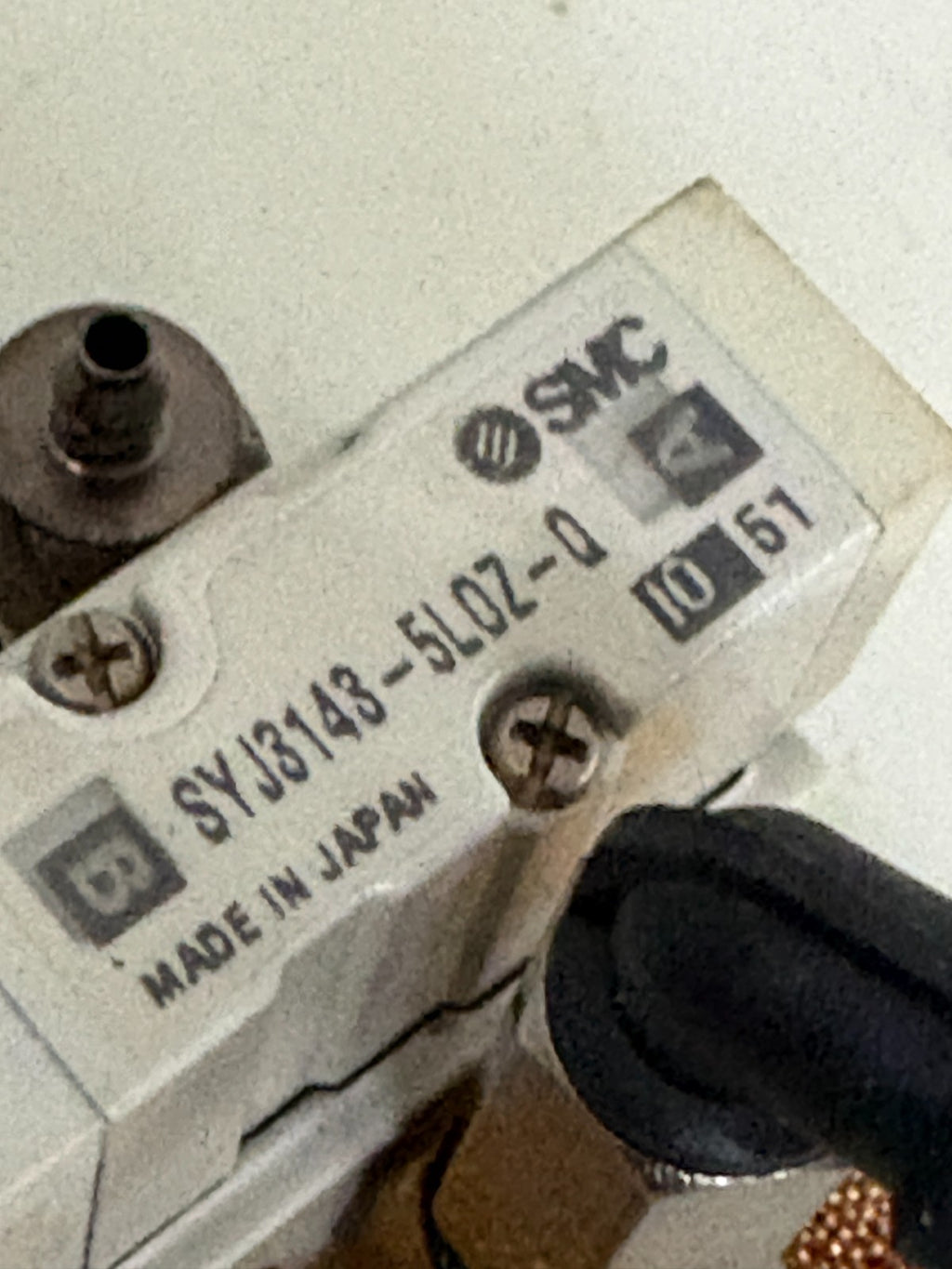 SMC SOLENOID VALVE SYJ3143-5LOZ-Q W/BASE AND FITTING2