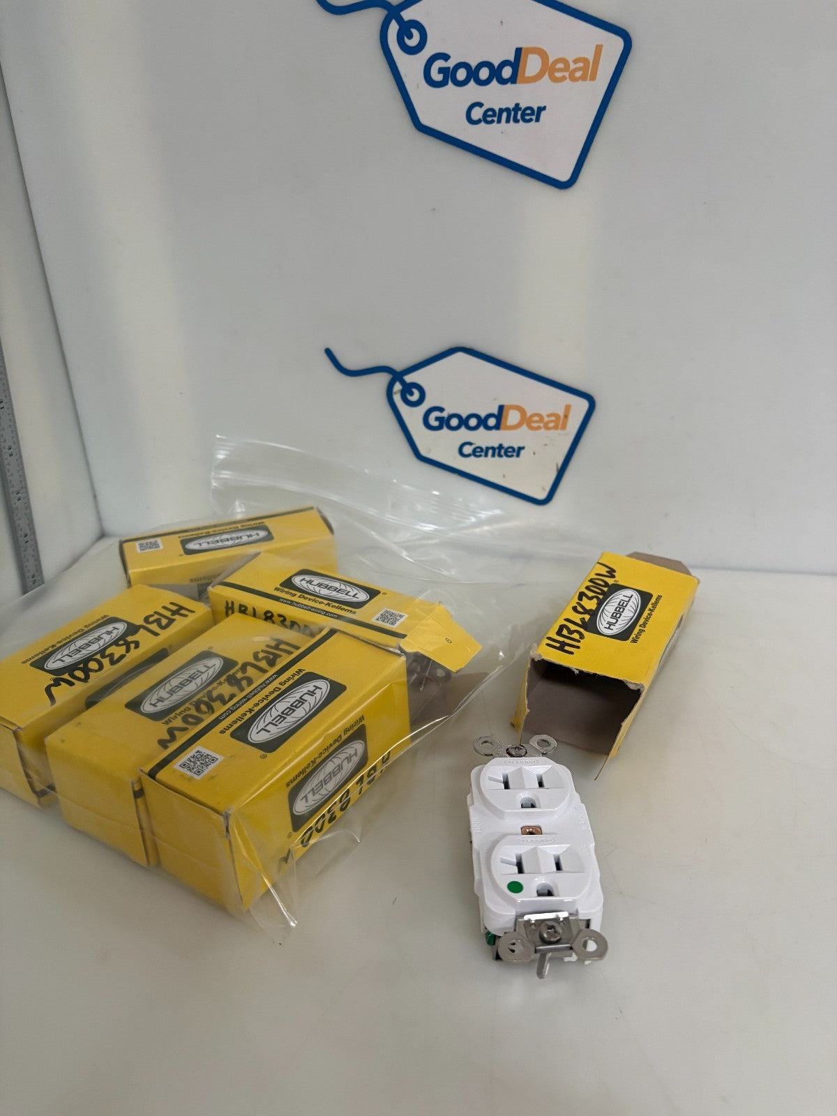 LOT OF 6 HUBBELL DUPLEX RECEPTACLE HBL8300W0