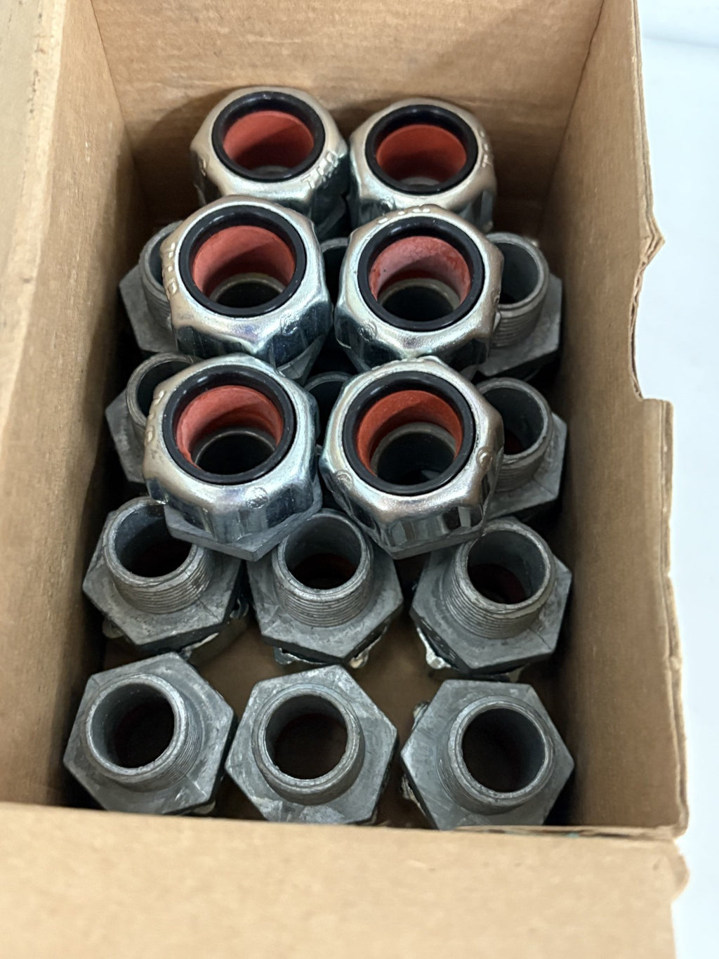 LOT OF 18 THOMAS & BETTS 1/2 STRAIN RELIEF STRAIGHT CORD CONNECTOR #25253