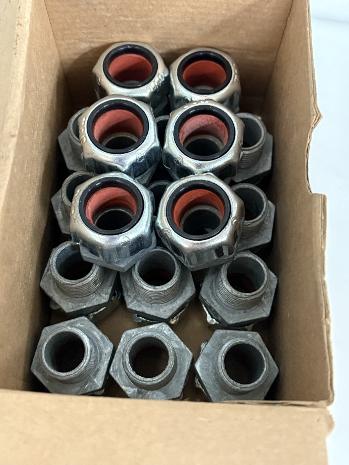 LOT OF 18 THOMAS & BETTS 1/2 STRAIN RELIEF STRAIGHT CORD CONNECTOR #25253