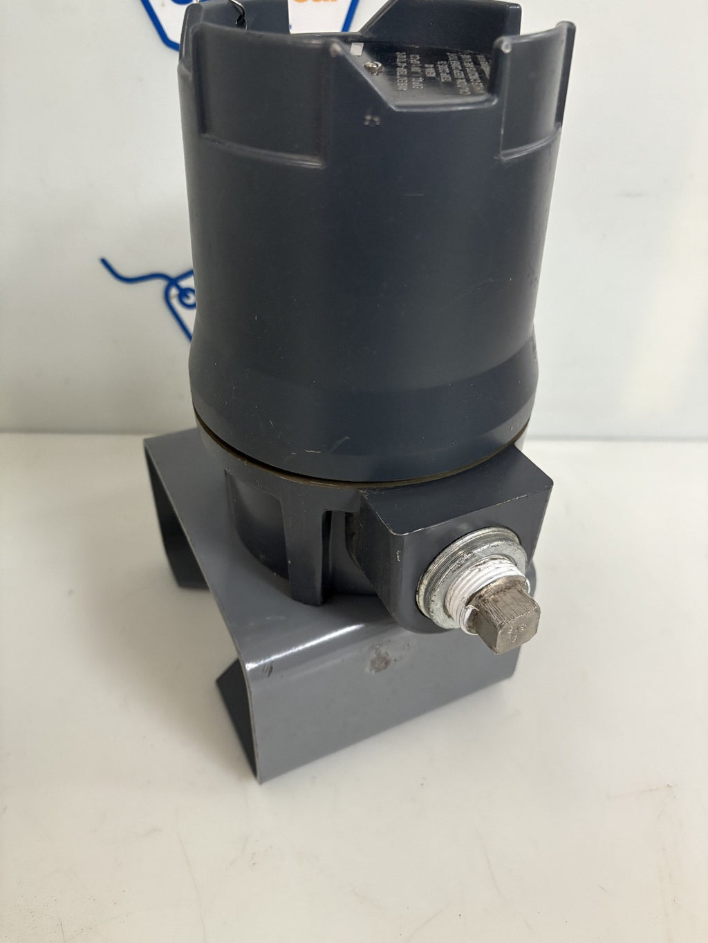 FISHER CONTROLS LOCATION 105 TYPE 304 ELECTRICAL POSITION SWITCH ASSY W BRACKET2