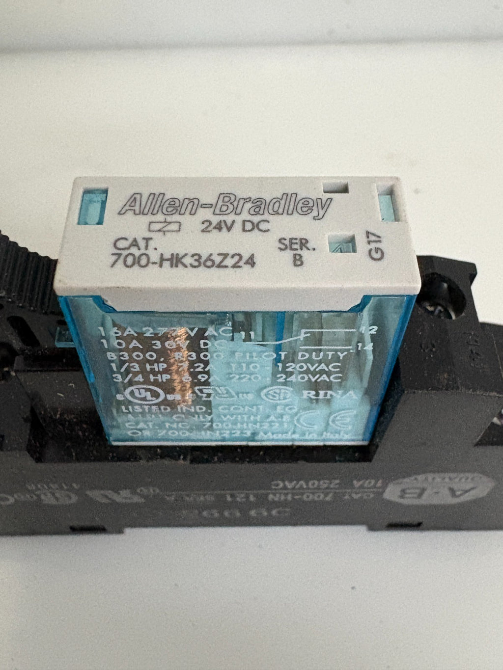 ALLEN BRADLEY RELAY 700-HK36Z24 W/700-HN 121 BASE