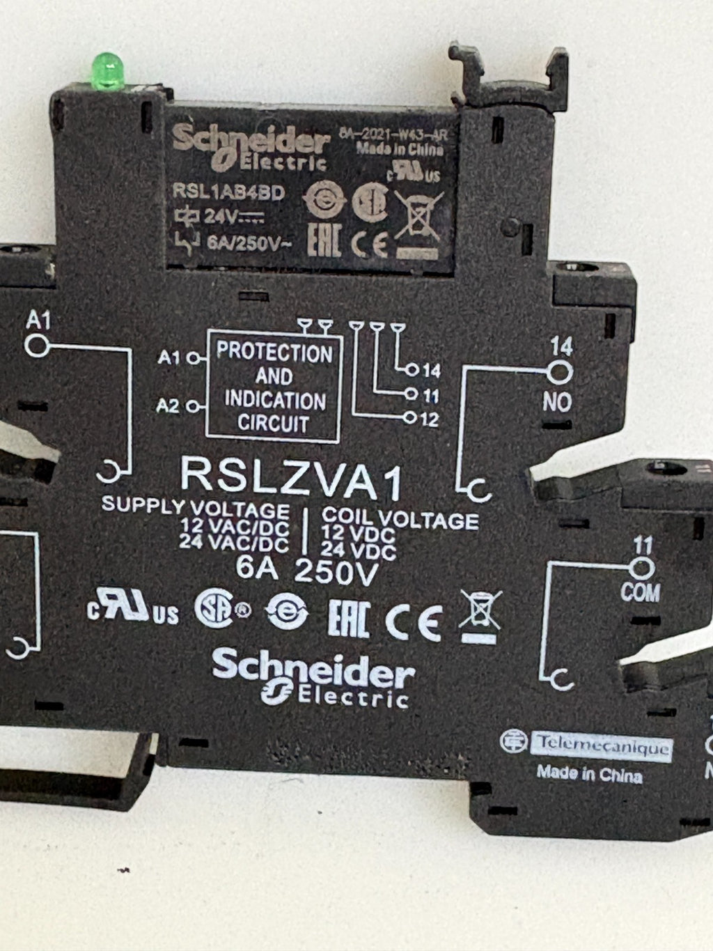 LOT OF 10 SCHNEIDER ELECTRIC RSL1AB4BD W/BASE RSLZVA11