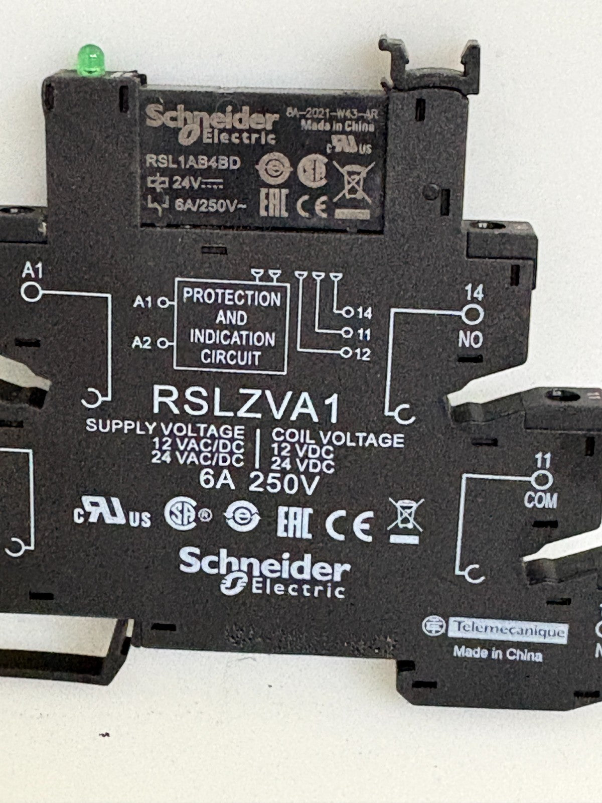 LOT OF 10 SCHNEIDER ELECTRIC RSL1AB4BD W/BASE RSLZVA11