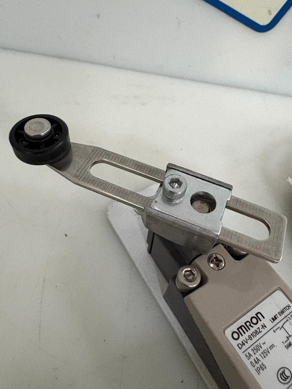 OMRON LIMIT SWITCH D4V-8108Z-N  W/CABLE2