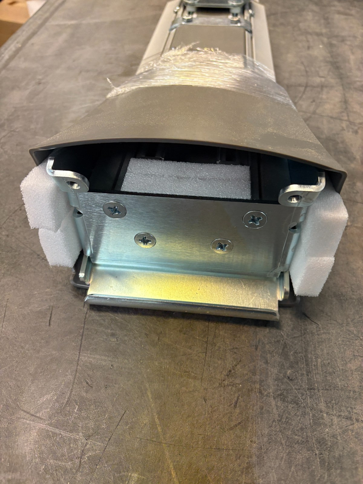 CHIEF LEGRAND DUAL STUD SHORT THROW WALL MOUNT WM220S