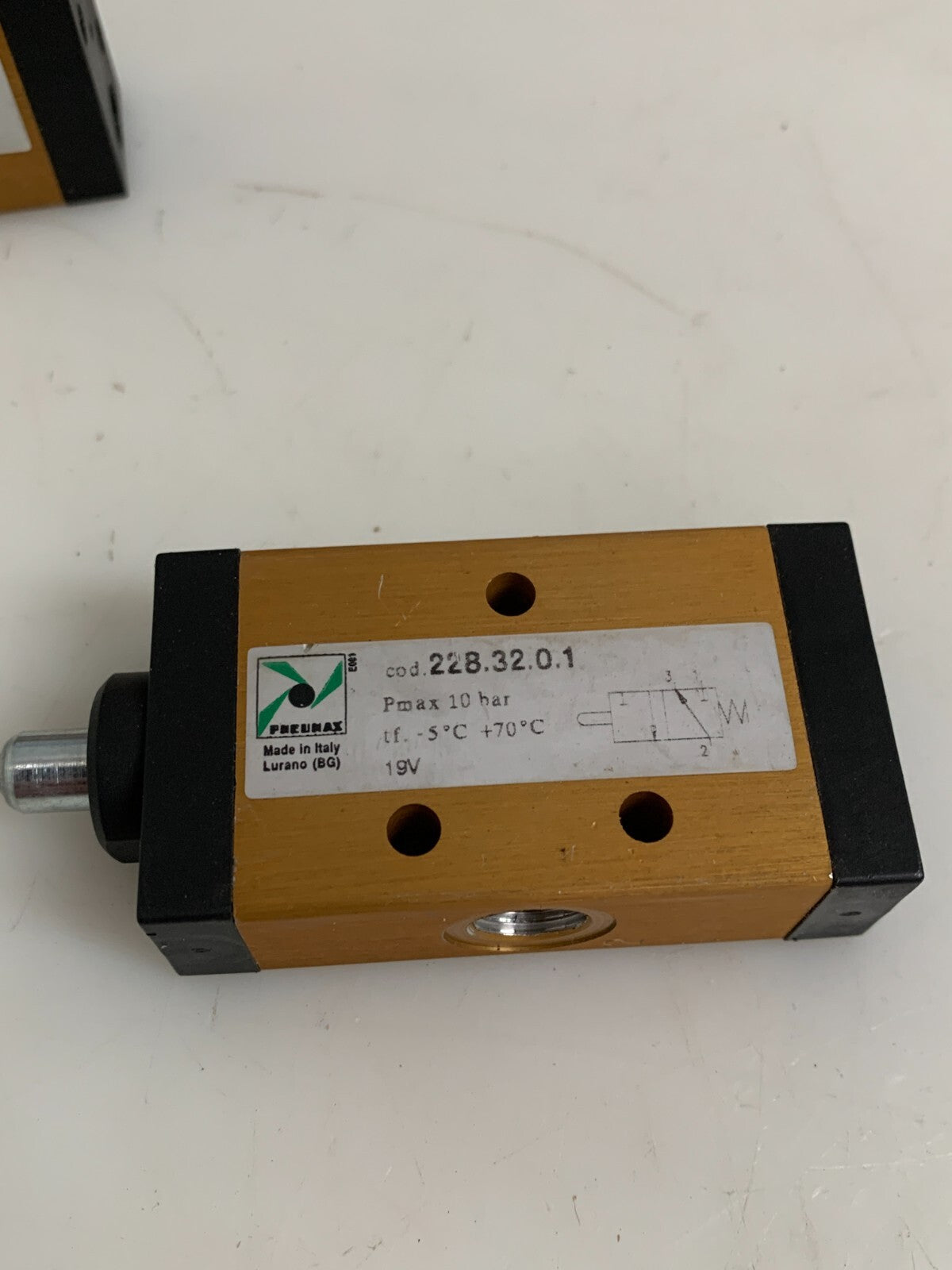 LOT OF 2 PNEUMAX PLUNGER VALVE 228.32.0.11