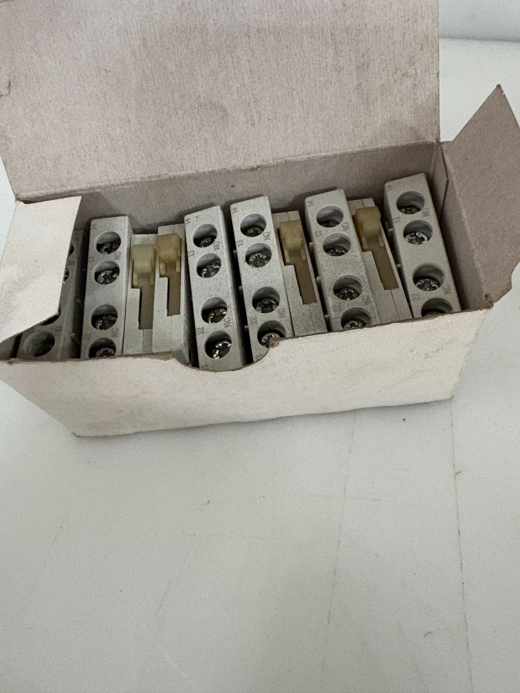LOT OF 21 SIEMENS AUXILIARY CONTACT BLOC 3RV1901-1E3