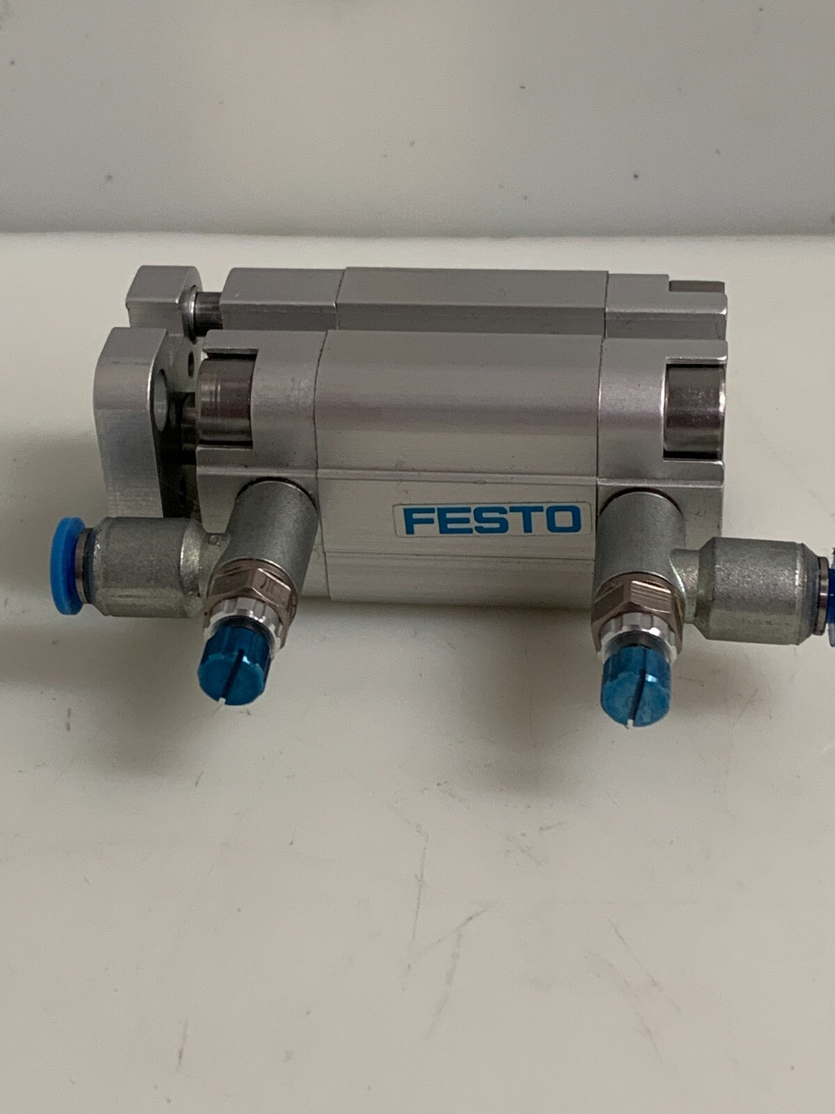 FESTO COMPACT PNEUMATIC CYLINDER 156853 ADVUL-16-15-P-A