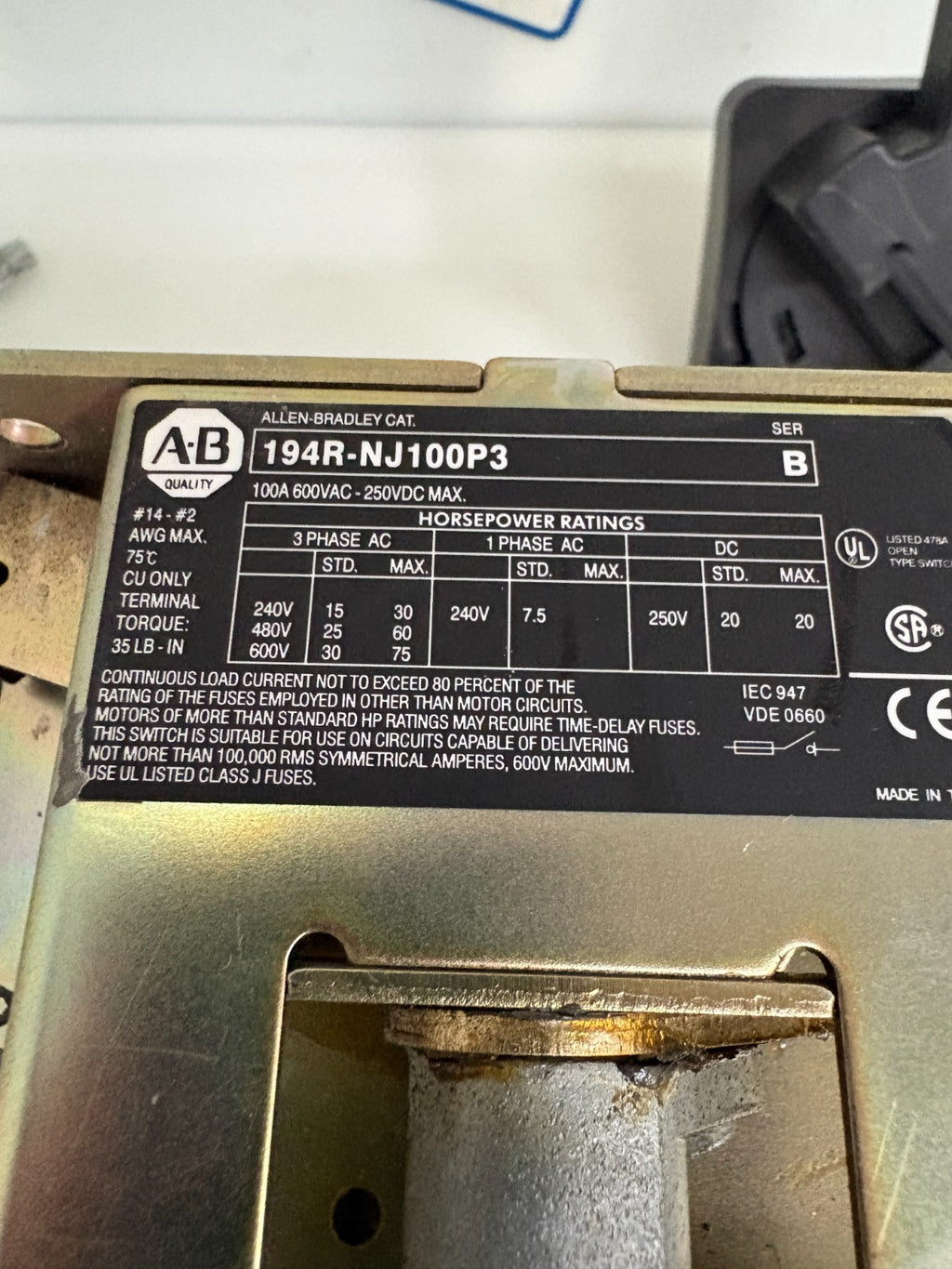 ALLEN BRADLEY DISCONNECT SWITCH 194R-NJ100P3 B W/HANDLE 194 R-HM4 A2