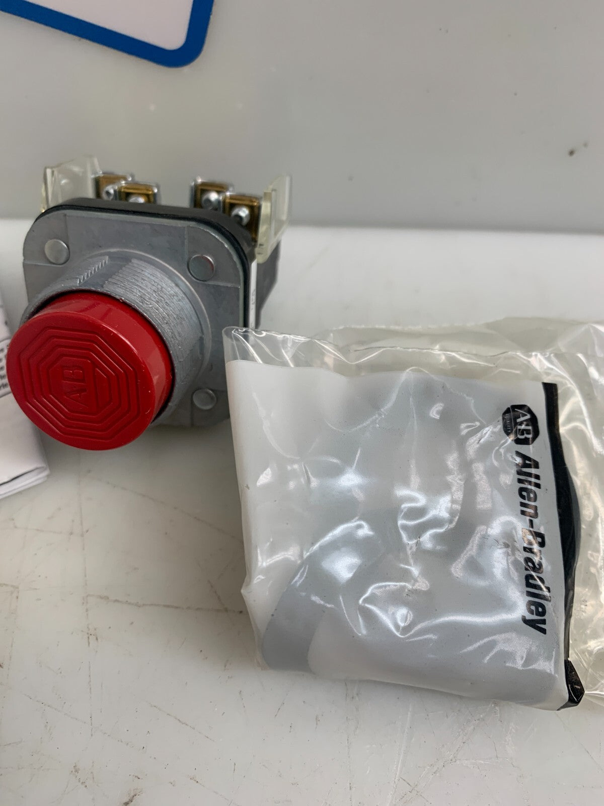 ALLEN BRADLEY  Red Push Button  800T-B6A