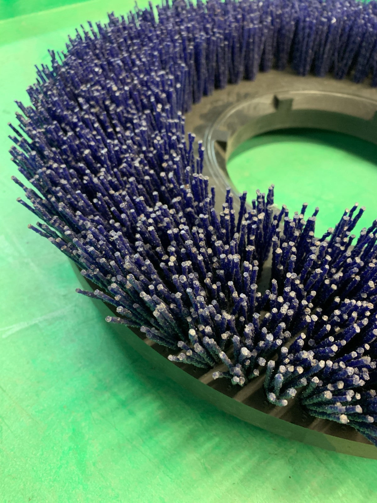 14" STRATA GRIT SHOWER FEED SCRUB BRUSH (H.DUTY)