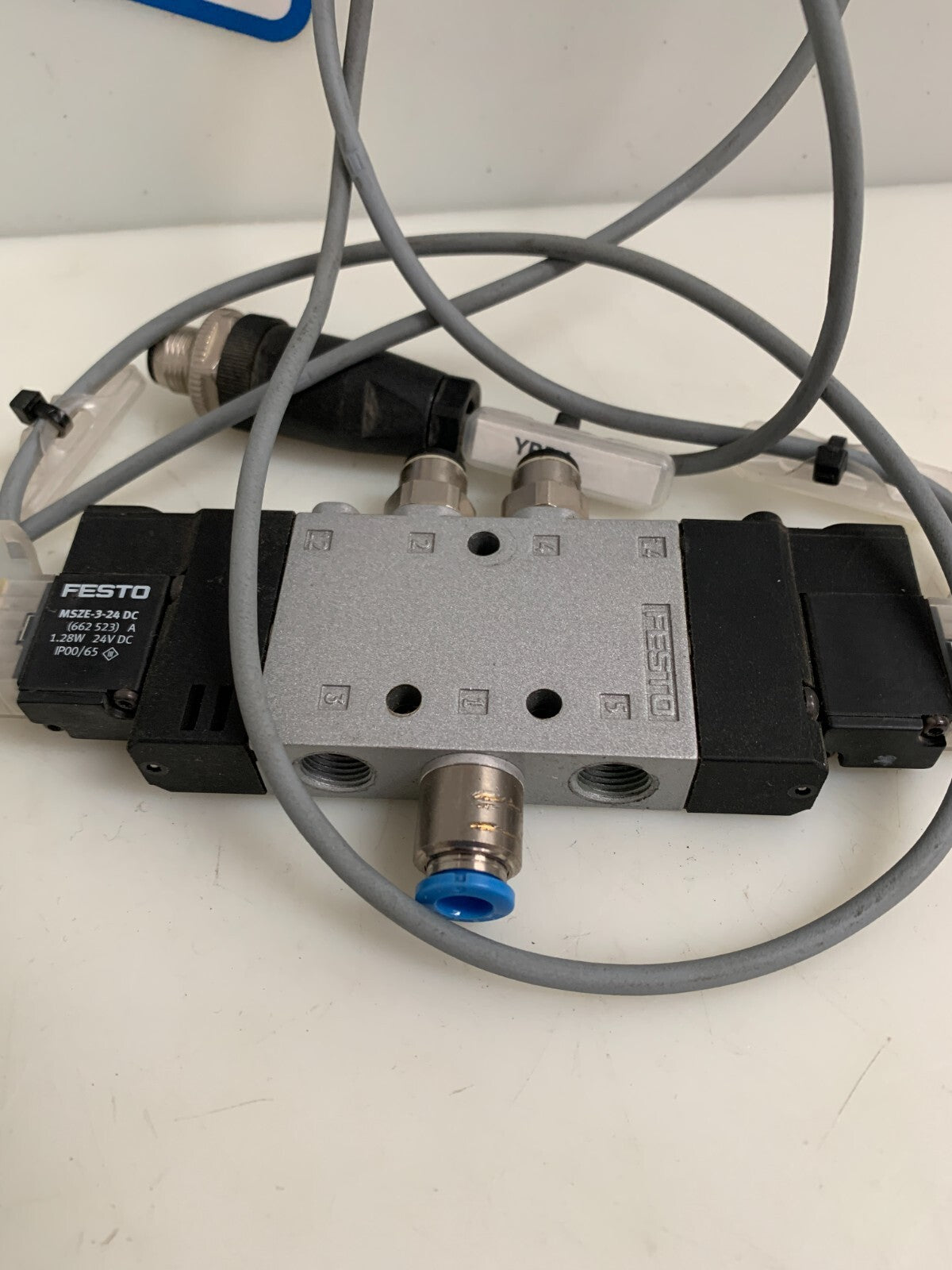 FESTO DOUBLE SOLENOID VALVE 196939 CPE14-M18H-5J-1/8 W/2 SOLENOID W CABLE 662 521