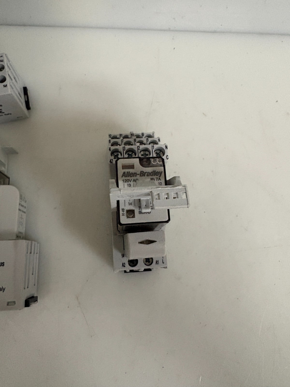LOT OF 5 ALLEN BRADLEY RELAY 700-HC24A1 W/BASE 700-HN104 D