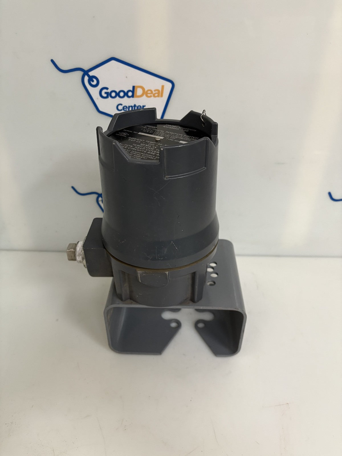 FISHER CONTROLS LOCATION 105 TYPE 304 ELECTRICAL POSITION SWITCH ASSY W BRACKET0