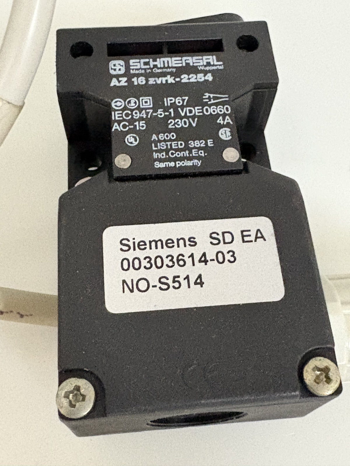 LOT OF 2 SCHMERSAL SAFETY SWITCH AZ 16 ZVRK-2254 SIEMENS 00303614-03