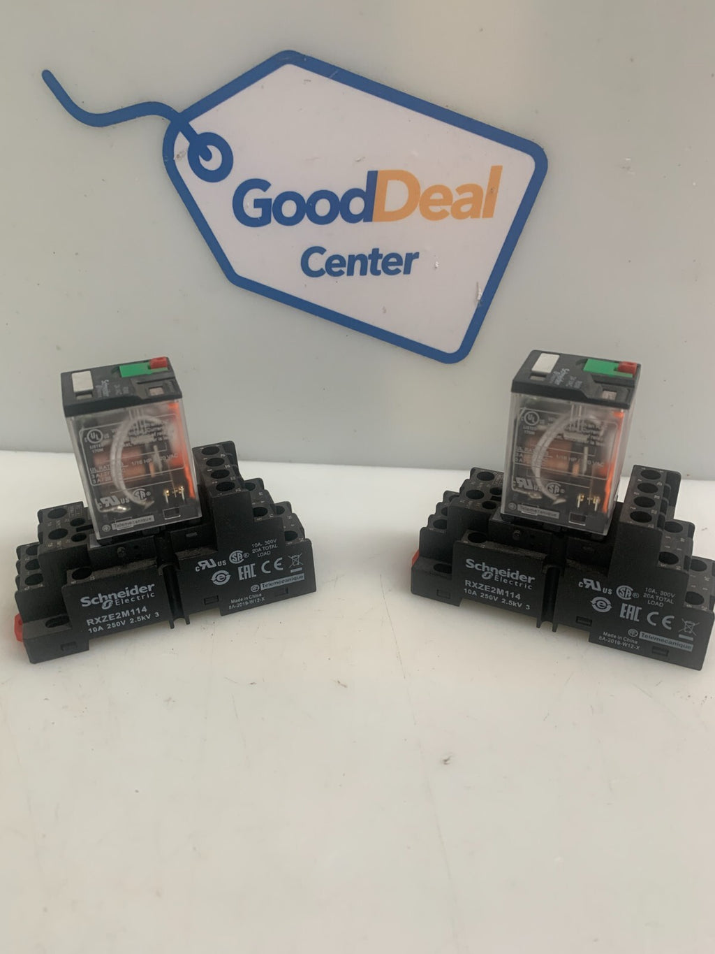 SCHNEIDER ELECTRIC RXZE2M114 Relay  w/SCHNEIDER  RXM4GB2B7 Socket (Lot of 2)