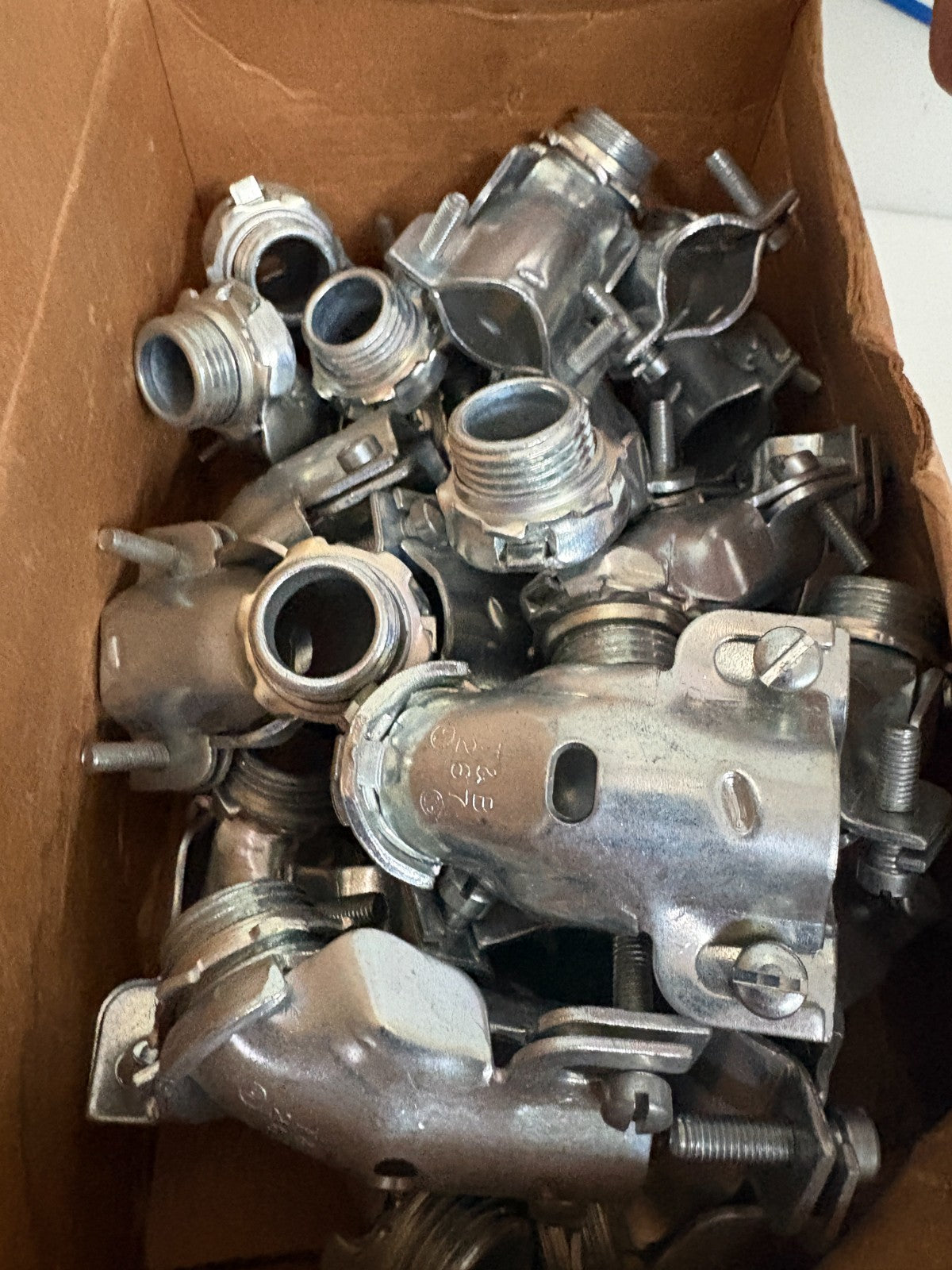 LOT OF 24 THOMAS & BETTS 1/2" 45 DEGREE SQUEEZE CONNECTORS