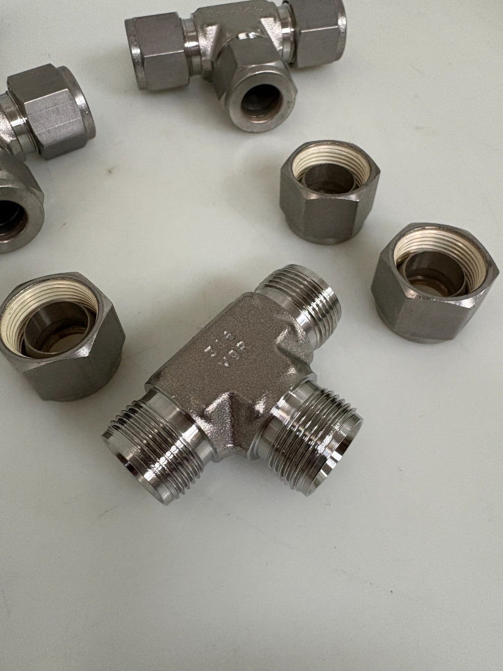 LOT OF 4 SWAGELOK S. STEEL TEE TUBE FITTING 1/2" X 1/2" X 1/2" NPT 316 V9R