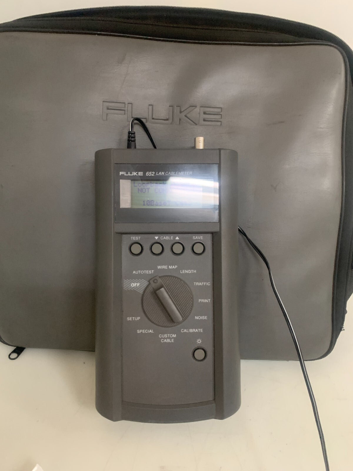 FLUKE CABLEMETER 652 LAN W/REMOTE 65OR  (BROKEN) AND CABLE IN CASE