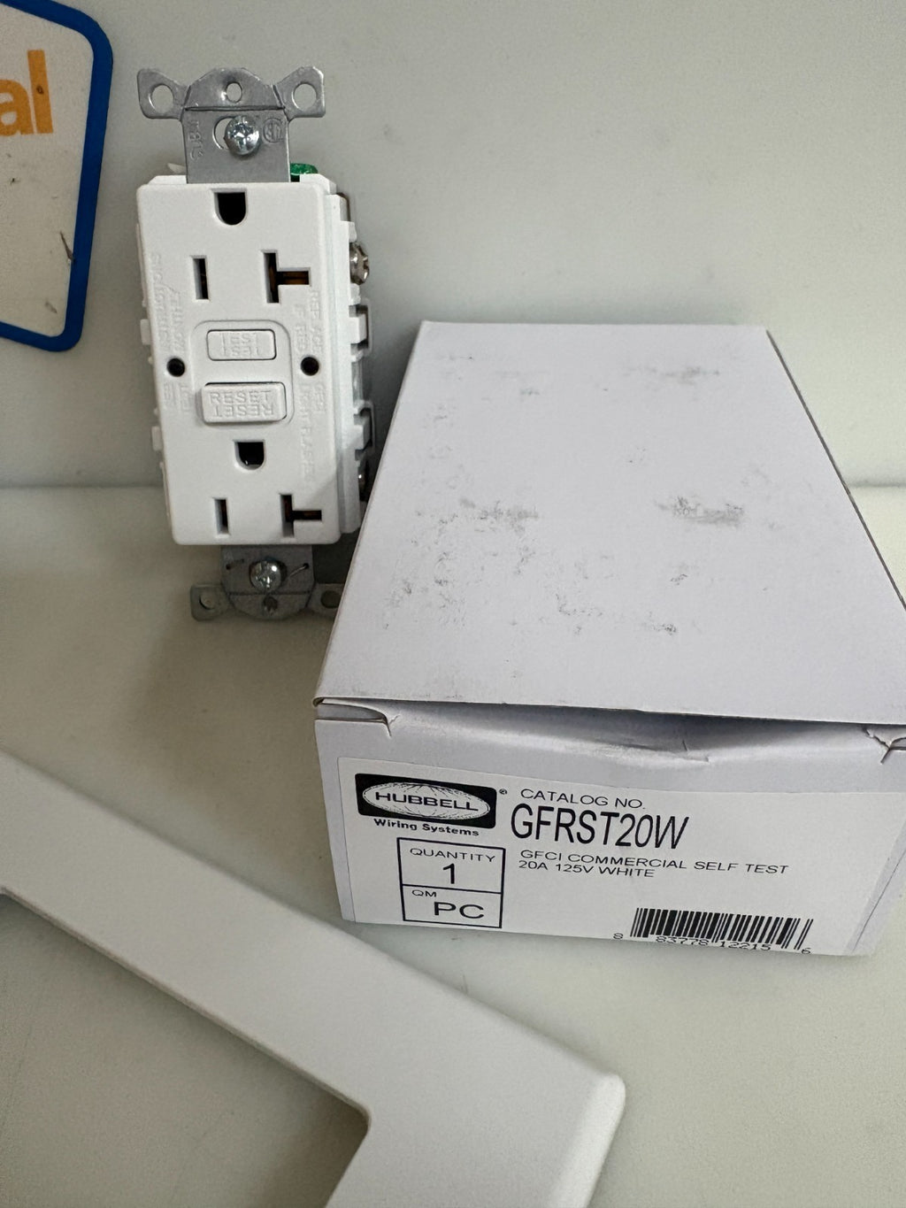 HUBBELL GFCI COMMERCIAL SELF TEST INLET WHITE 10 IN BOX1